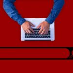 Persona che digita al laptop