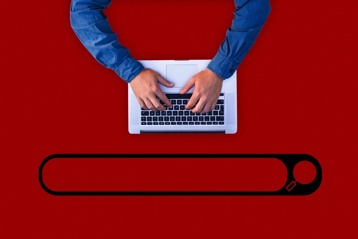 Persona che digita al laptop