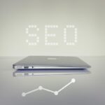 Scritta SEO sopra il laptop