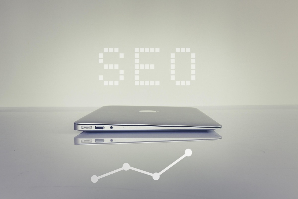 Scritta SEO sopra il laptop