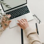 Persona che digita al laptop
