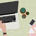 Disegno laptop su scrivania con smartphone