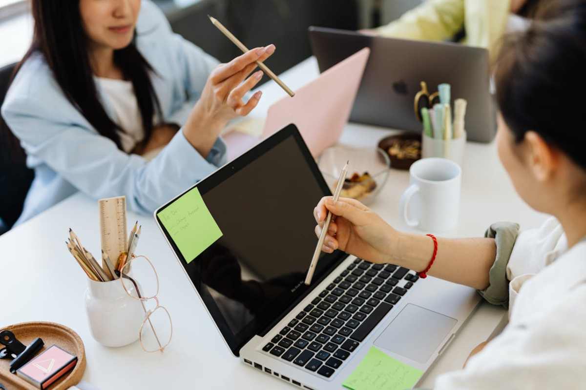 Donne che lavorano al laptop