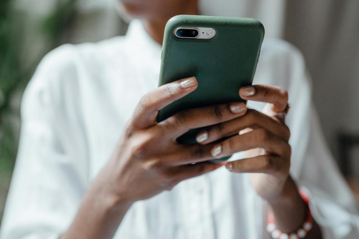 Donna che digita allo smartphone