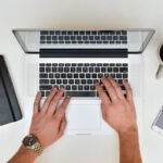 Persona che digita al laptop