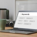 Laptop con keyword su schermo