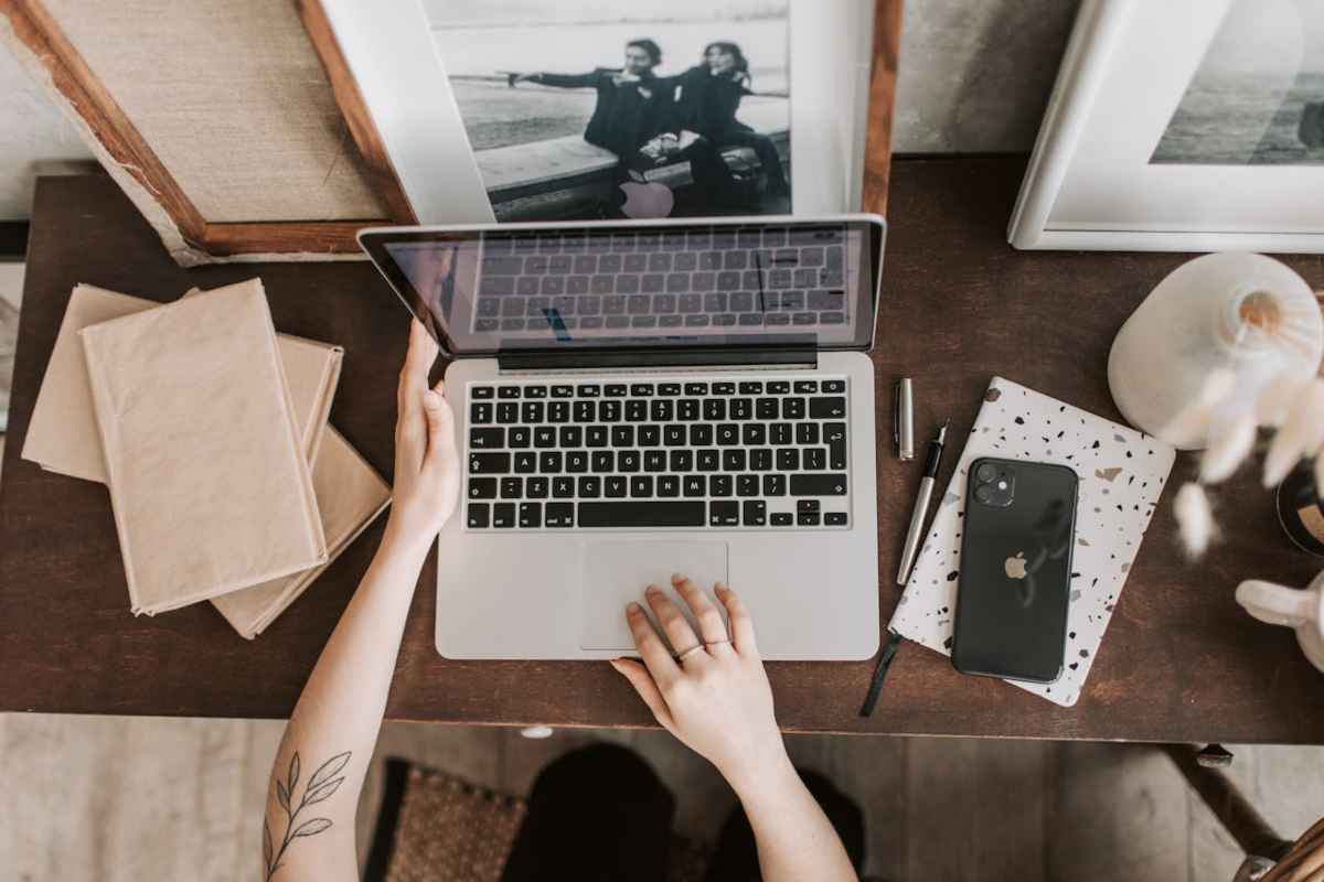 Persona che digita al laptop