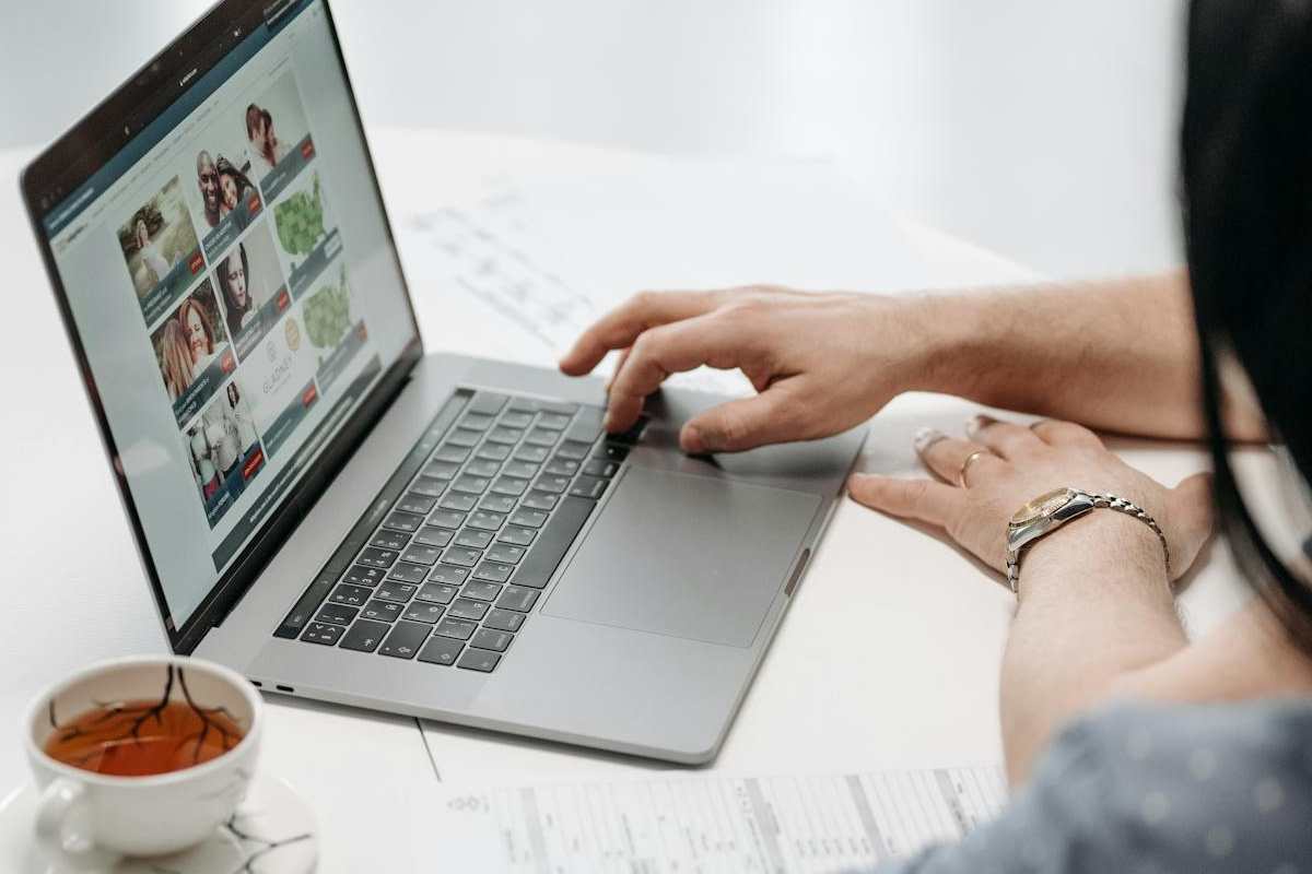 Laptop su scrivania