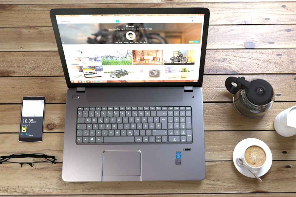 Laptop su scrivania