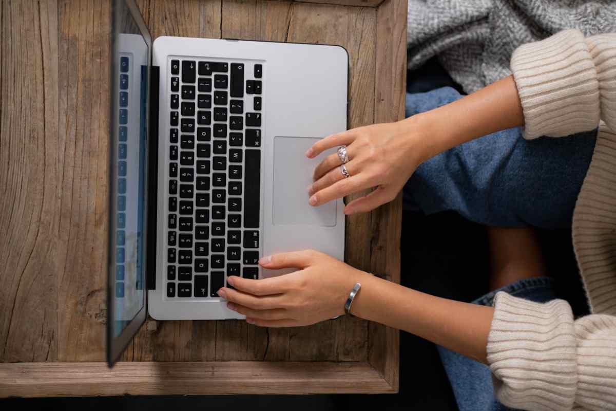 Persona che digita su laptop