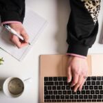 Persona che lavora al laptop