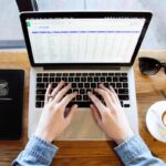 Persona che lavora al laptop