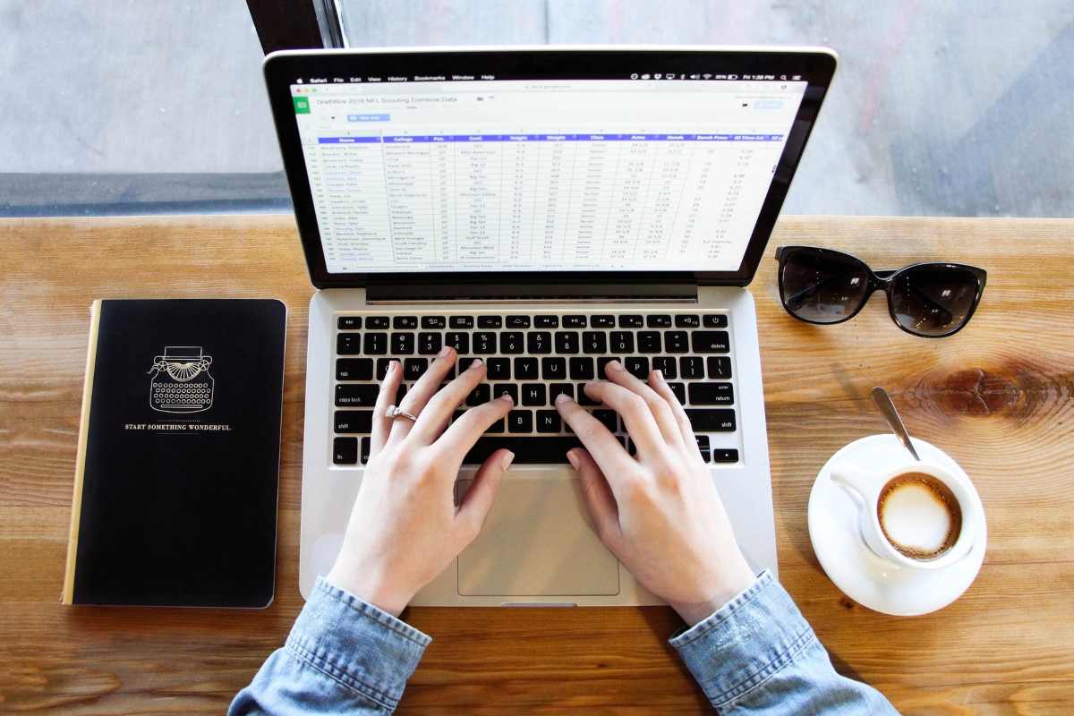 Persona che lavora al laptop