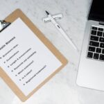 Laptop e lista domini visti dall'alto