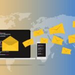 Buste che si allontanano da laptop e smartphone