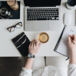 Persona che lavora al laptop