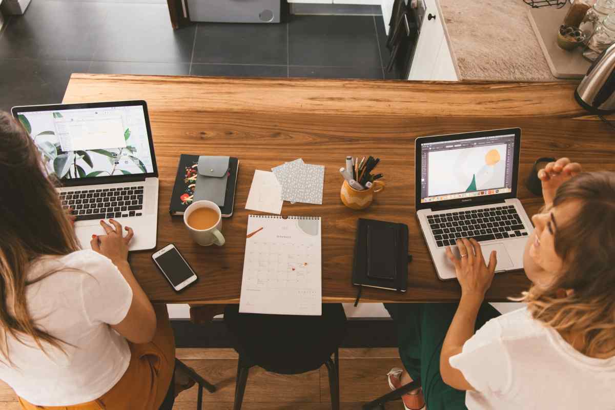 Persone che lavorano al computer, viste dall'alto