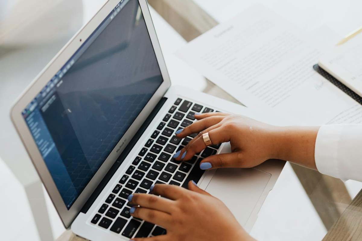 Persona che lavora al laptop