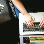 Persona che lavora al laptop