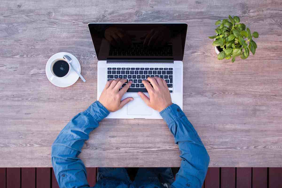 Persona vista dall'alto che digita al laptop