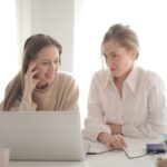 Persone che lavorano al computer