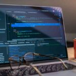 laptop con codici software