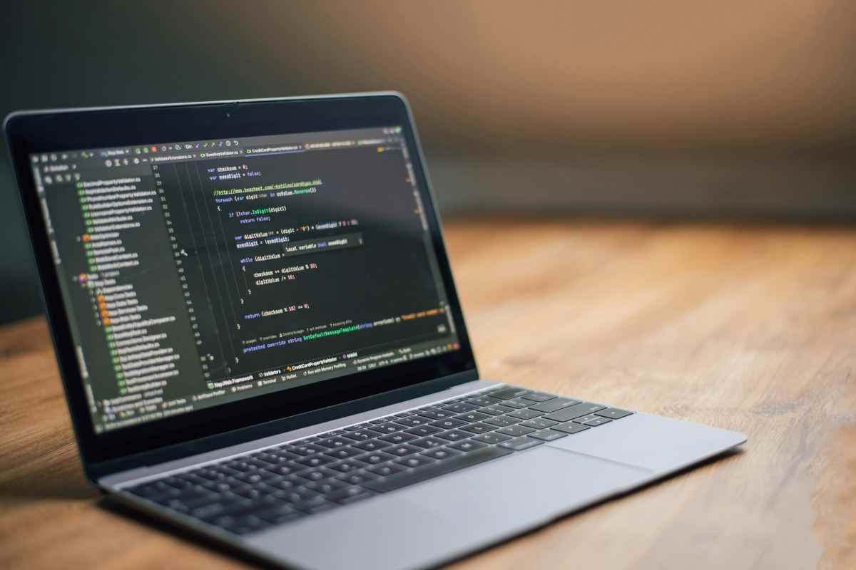 laptop con codici software