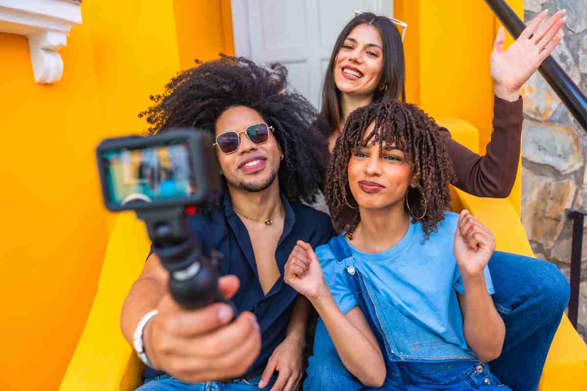 tre influencer girano il video da mandare online