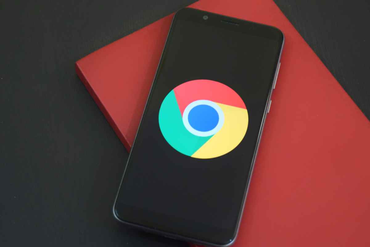 Smartphone con logo google su sfondo nero e rosso