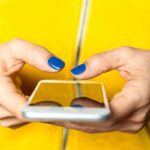 donna con smartphone in mano guarda video