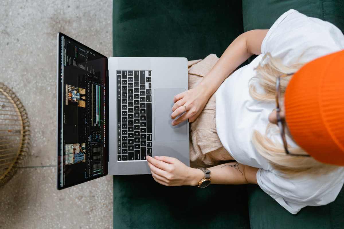 Persona che lavora al laptop