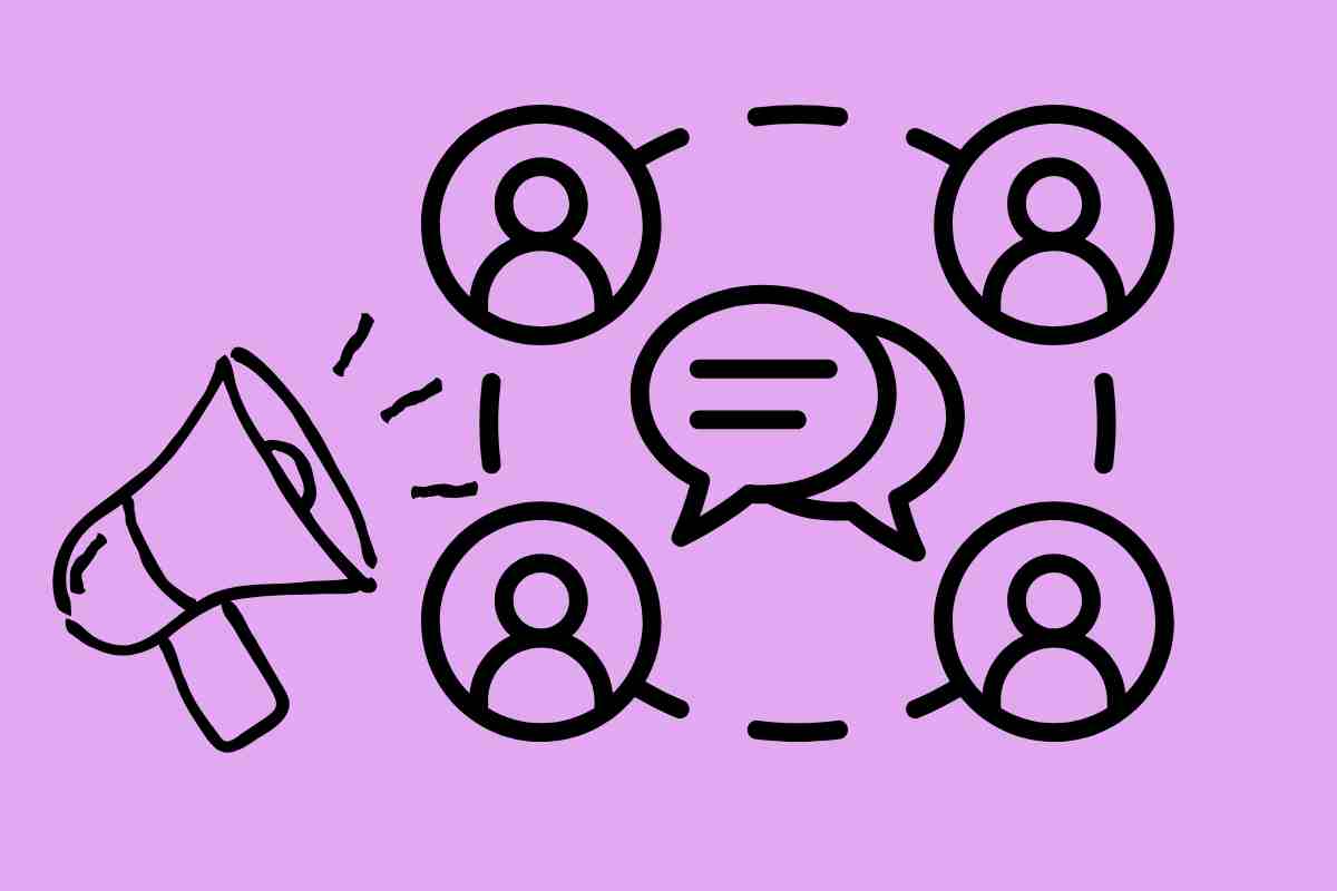 megafono e picone di persone in cerchio per parlare di come raggiungere più utenti