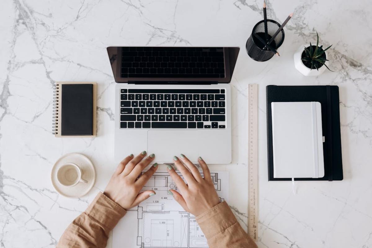 Persona che lavora al laptop