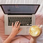 Mani che digitano sul computer