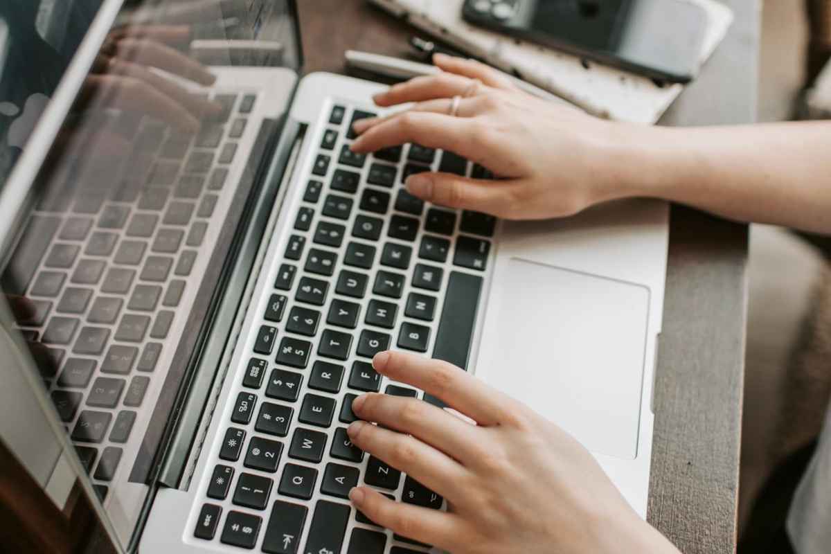 Persona che lavora al laptop