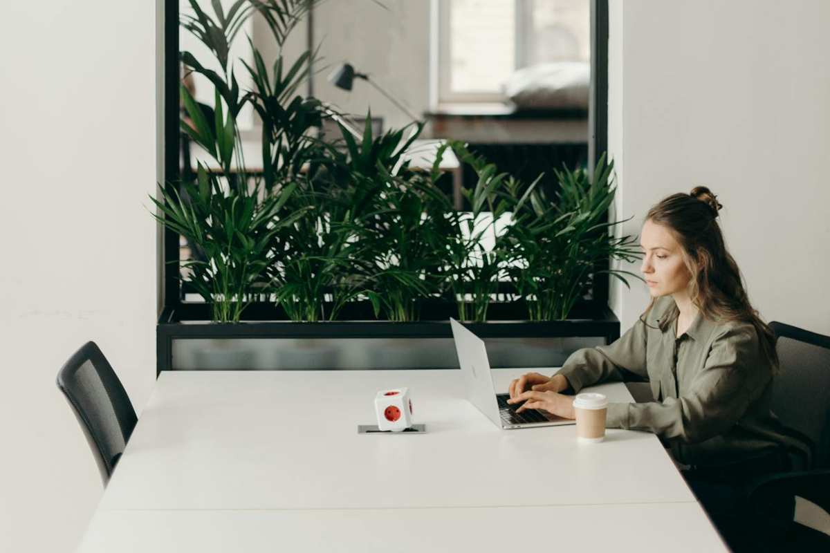 Ragazza al laptop seduta che lavora