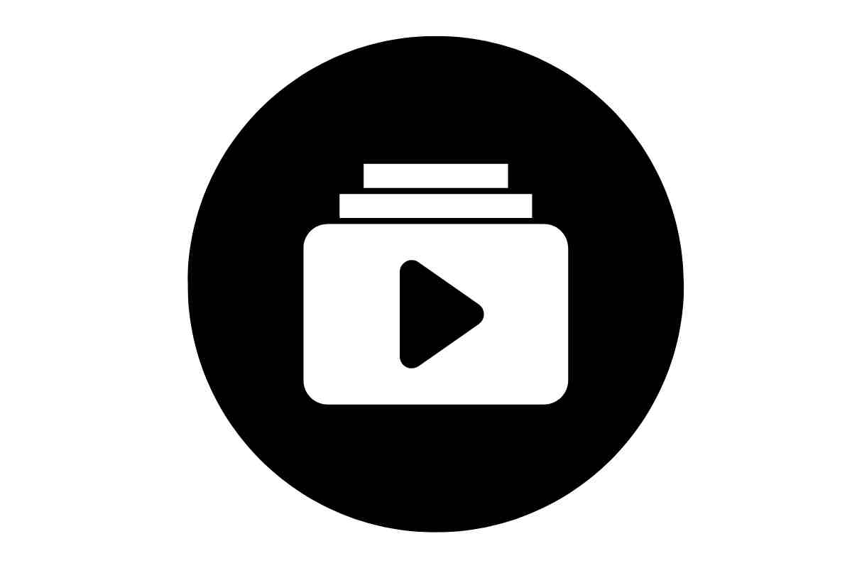 logo di youtube bianco per parlare di raccomandazioni youtube