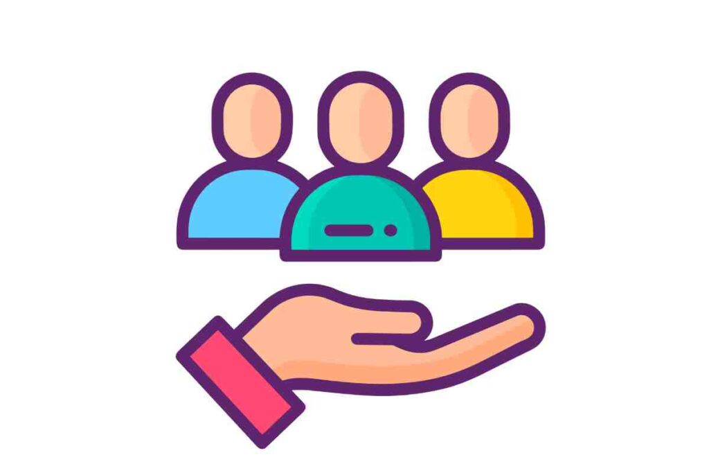 mano colorata e icone di persone per parlare di come raggiungere più utenti