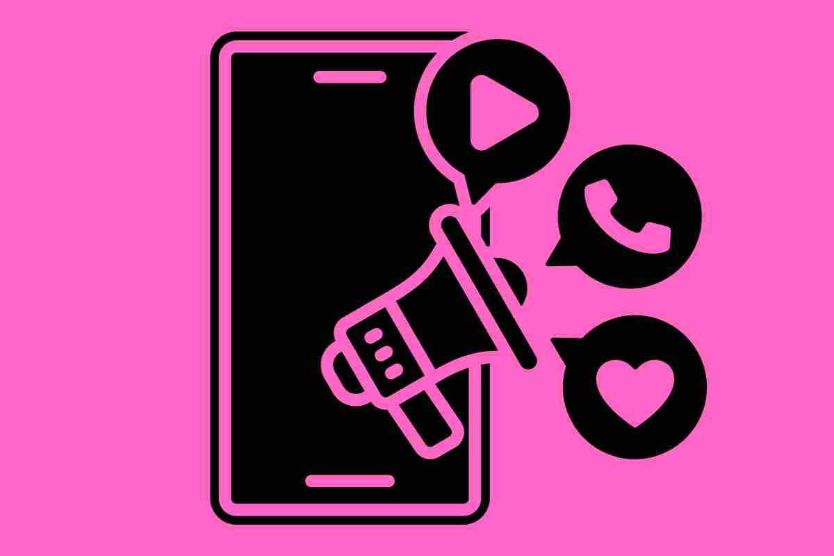 schermo di telefonino con megafono0 e icone social per i trend del digital marketing 2026