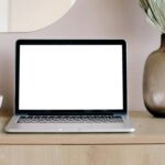 Laptop con spazio bianco