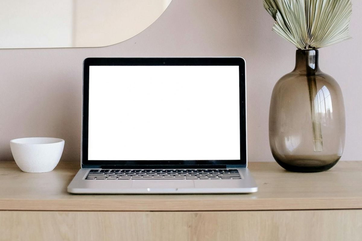 Laptop con spazio bianco