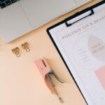 Scrivania vista dall'alto con carpetta e laptop