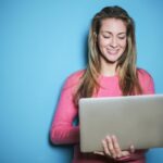 Donna che legge al laptop