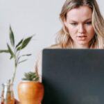 Persona che lavora al laptop