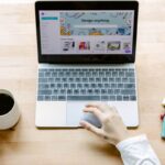 Mano che digita al laptop