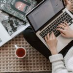 Persona che lavora al laptop