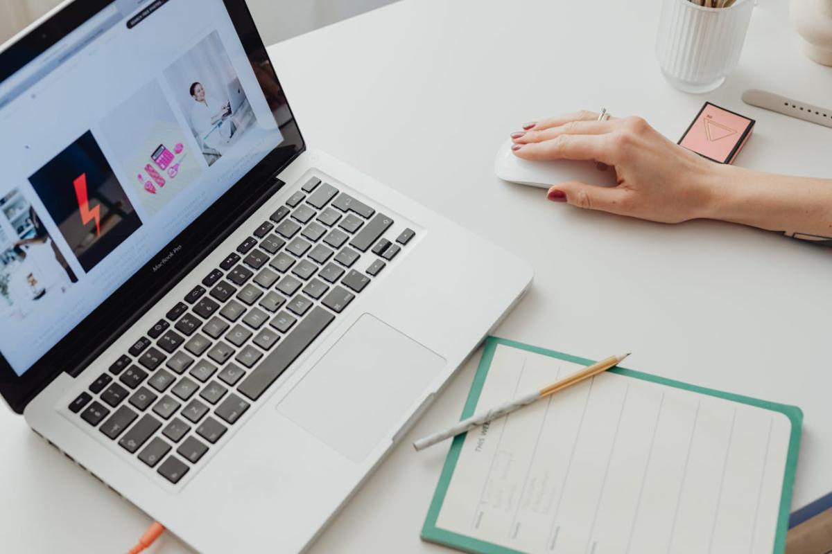 Persona che lavora al laptop