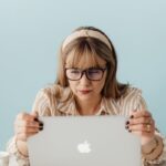 Donna che legge al MacBook