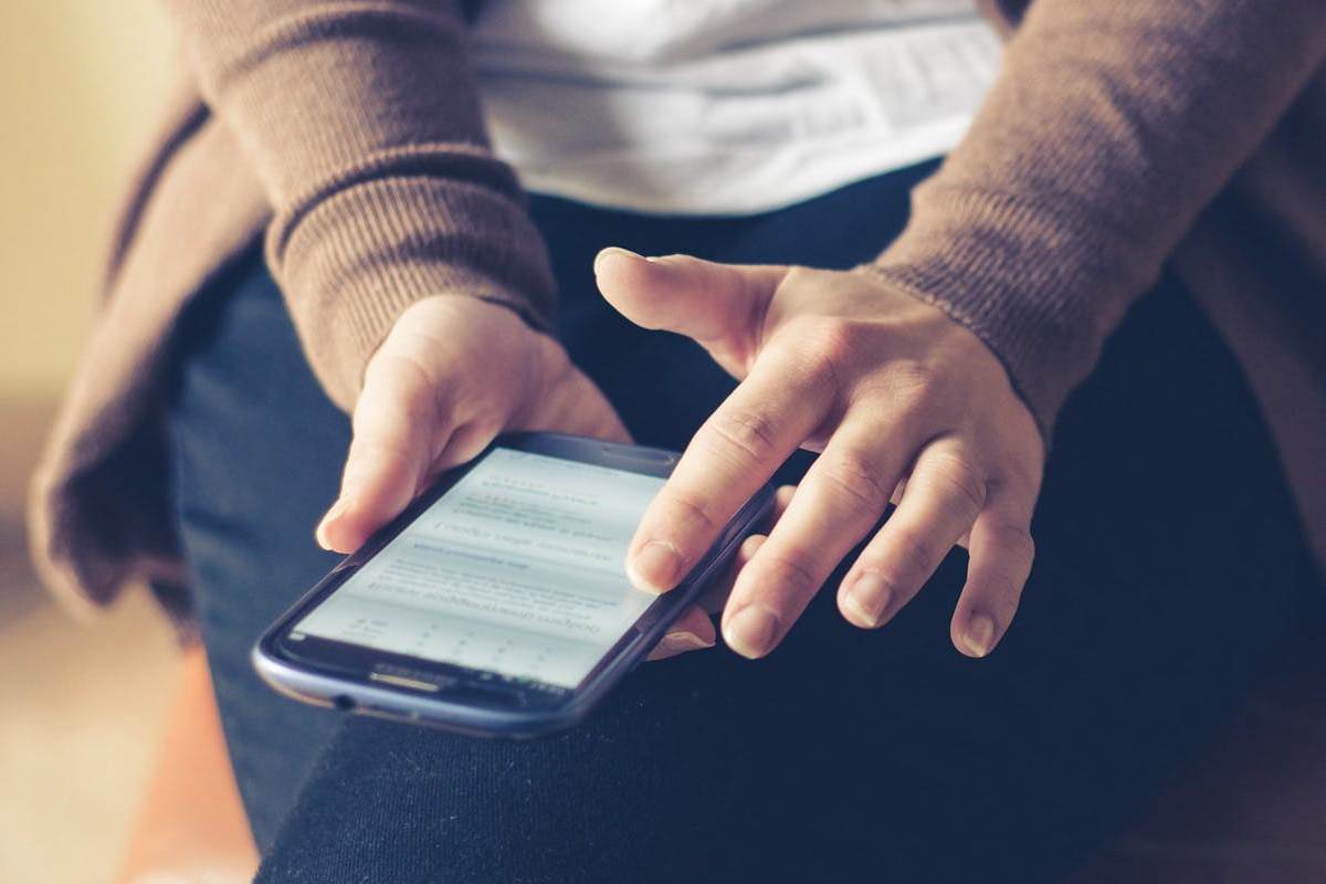 Persona che legge su smartphone